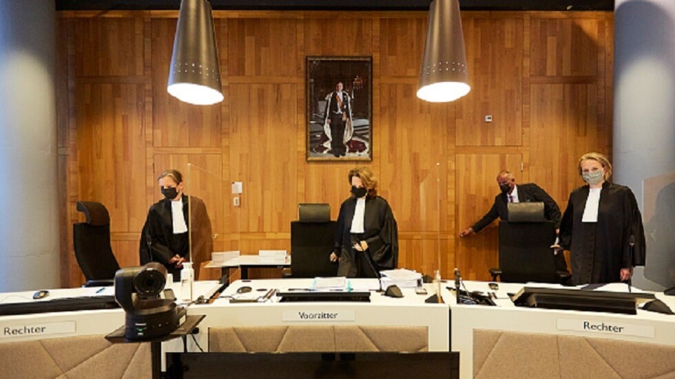 هولندا تحاكم 4 