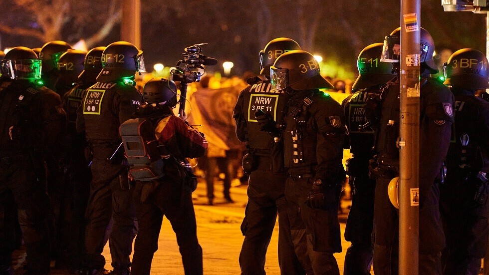 شرطة باريس تطلق النار على سيارة وتقتل اثنين من ركابها