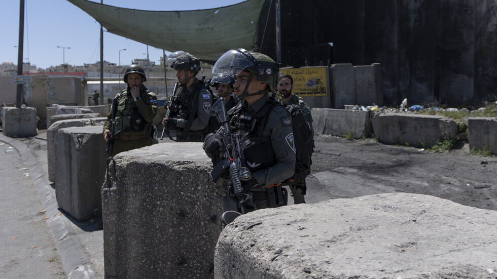 الجيش الإسرائيلي: إحباط محاولة تهريب 24 مسدسا عبر الحدود الأردنية واعتقال تاجر فلسطيني