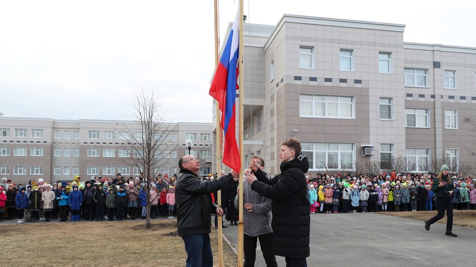 خطوة جديدة..  مدارس في مقاطعة كيميروفو تبدأ يومها الدراسي برفع العلم والنشيد الوطني الروسي