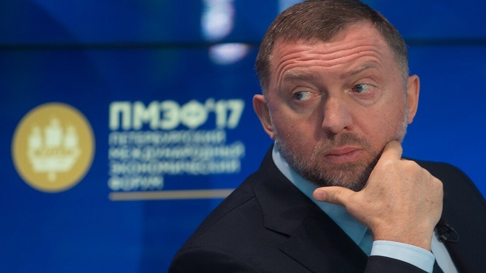 وكالة: FBI أثناء تفتيش منازل أقارب ملياردير روسي صادر نظارات وأحذية