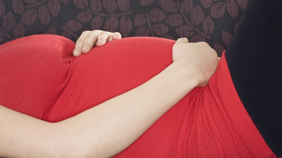 معظم الحوامل المصابات بـ COVID-19 ينقلن الأجسام المضادة إلى الجنين