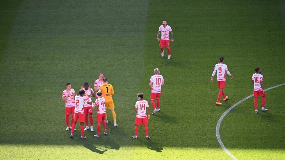 شاهد.. فتاة تنقذ هداف لايبزيغ من سيلفي محرج