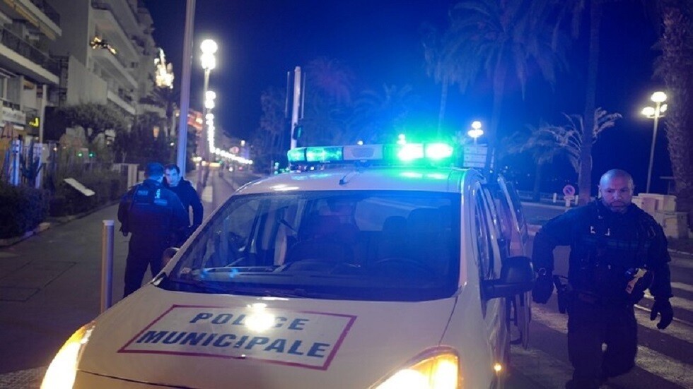 باريس.. القبض على ضابط شرطة أطلق النار على سيارة وقتل شخصين