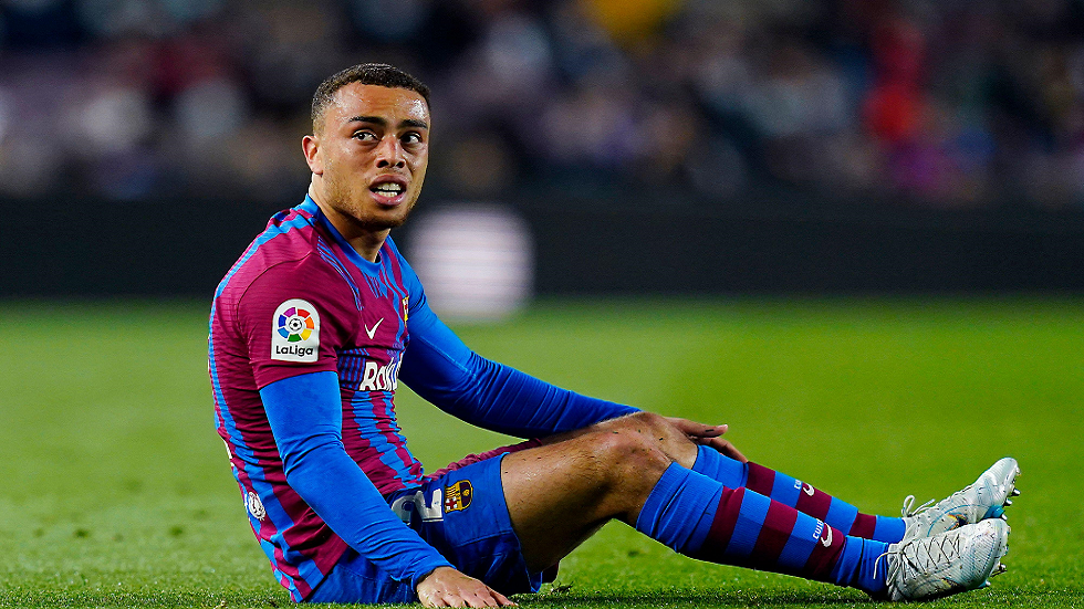 برشلونة يعلن إصابة مدافعه ديست في الركبة