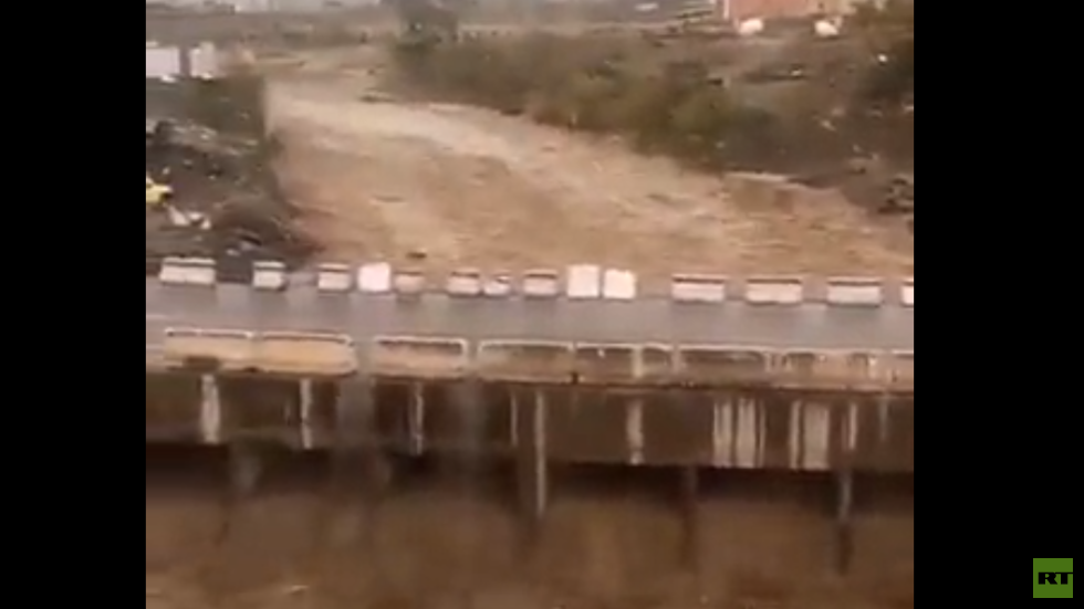 سيل ضخم يغمر جسرا بأكمله في السعودية (فيديو)