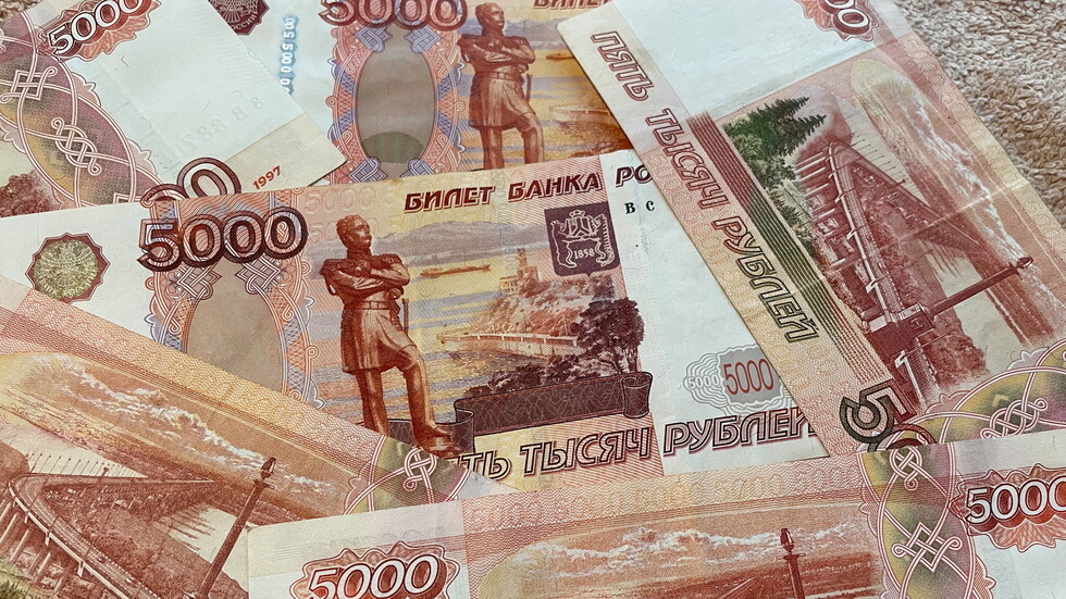 صحيفة روسية تكشف عن تحركات غير مسبوقة في مصر نحو الروبل الروسي