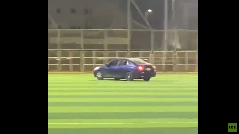 شاب يمارس "التفحيط" داخل ملعب رياضي في السعودية ويثير ضجة بمواقع التواصل (فيديو)