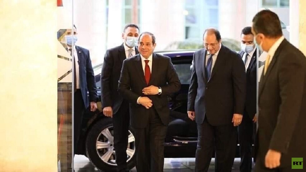 السيسي يرحب بحمدين صباحي وخالد داوود وخالد يوسف في حفل الأسرة المصرية (فيديو)