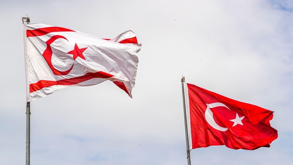 تركيا.. الحكم على صحفي قبرصي تركي بالسجن لمدة عام بتهمة إهانة أردوغان