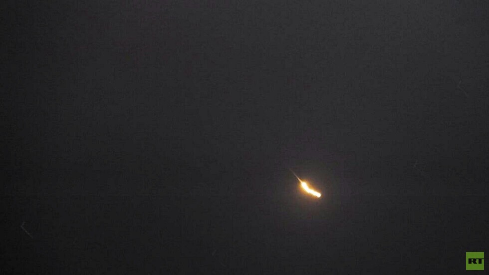 مراسل RT: وسائط الدفاع الجوي السوري تصدت لعدوان إسرائيلي في سماء دمشق (صور + فيديو)