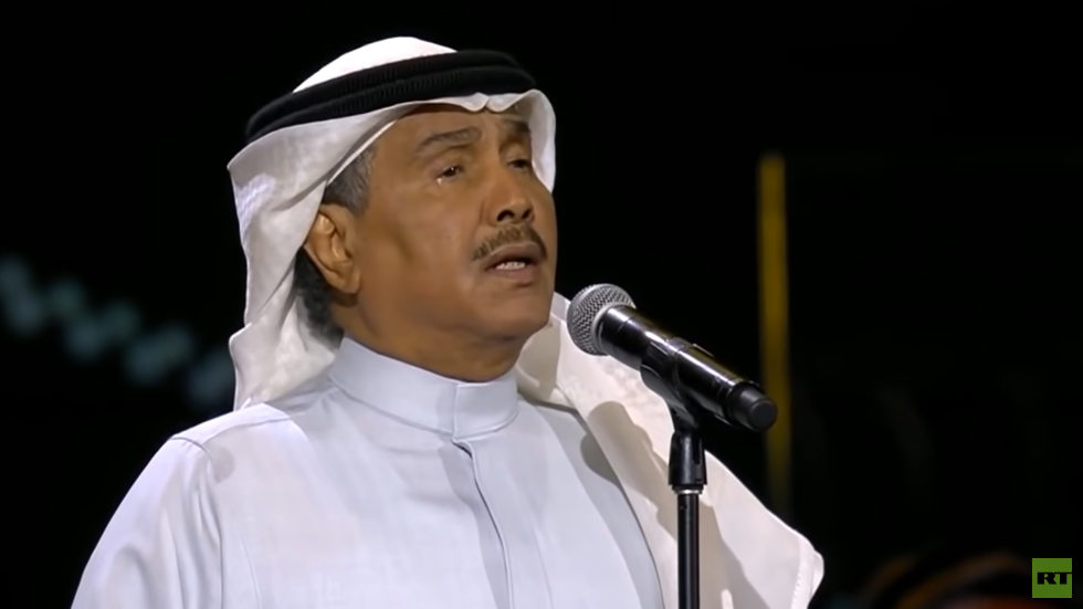 الفنان محمد عبده مدين بالاعتذار من أمير سعودي (فيديو)