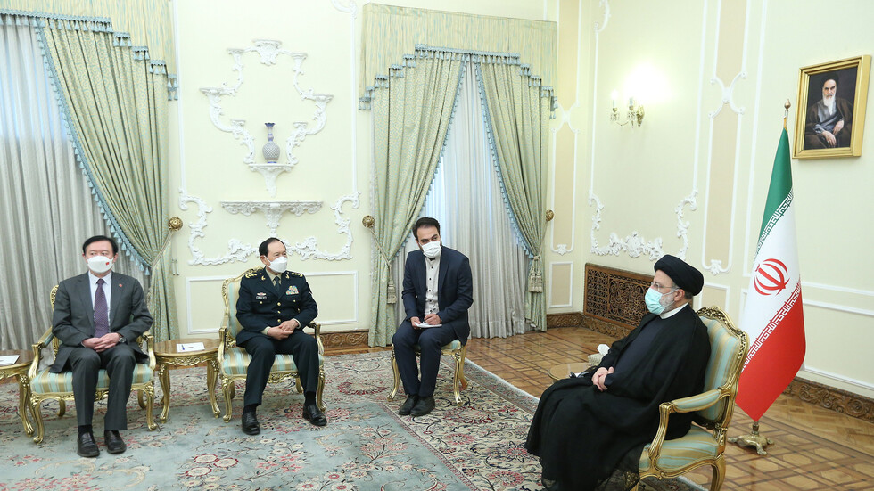 رئيسي يلتقي وزير الدفاع الصيني ويتحدث عن مواجهة الأحادية وخلق الاستقرار والنظام