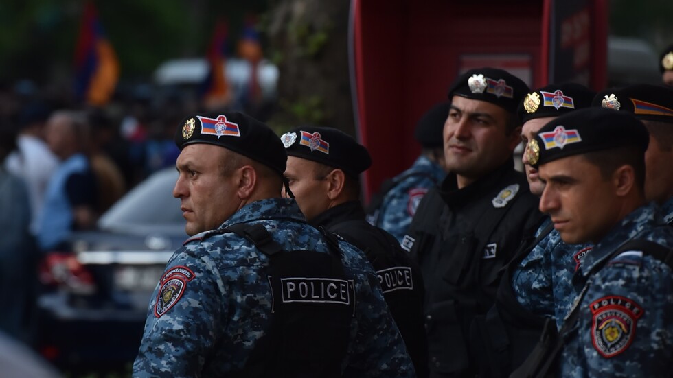 نشطاء يصدون مظاهرة للاجئين أوكرانيين يحملون الرموز النازية في أرمينيا