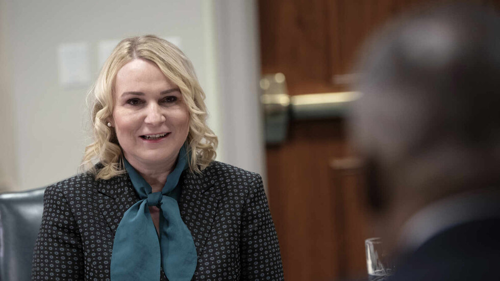 صحفي تشيكي يصف وزيرة دفاع بلاده بـ"المتخلفة" بعد تصريحاتها المعادية لروسيا