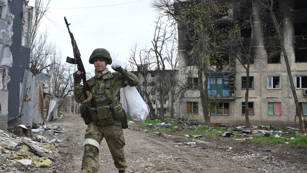 العثور على كتاب هتلر في قاعدة لكتيبة "آزوف" الأوكرانية  في ماريوبول