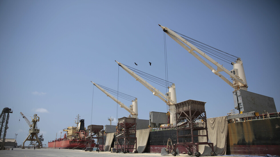 الحوثيون: التحالف العربي أفرج عن سفية الوقود "أمبيريوس" ويستمر باحتجاز سفن أخرى