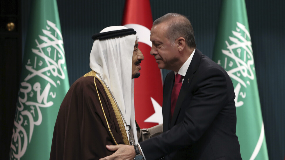 الأناضول: الملك السعودي سلمان بن عبد العزيز يستقبل الرئيس التركي رجب طيب أردوغان في جدة (صور)