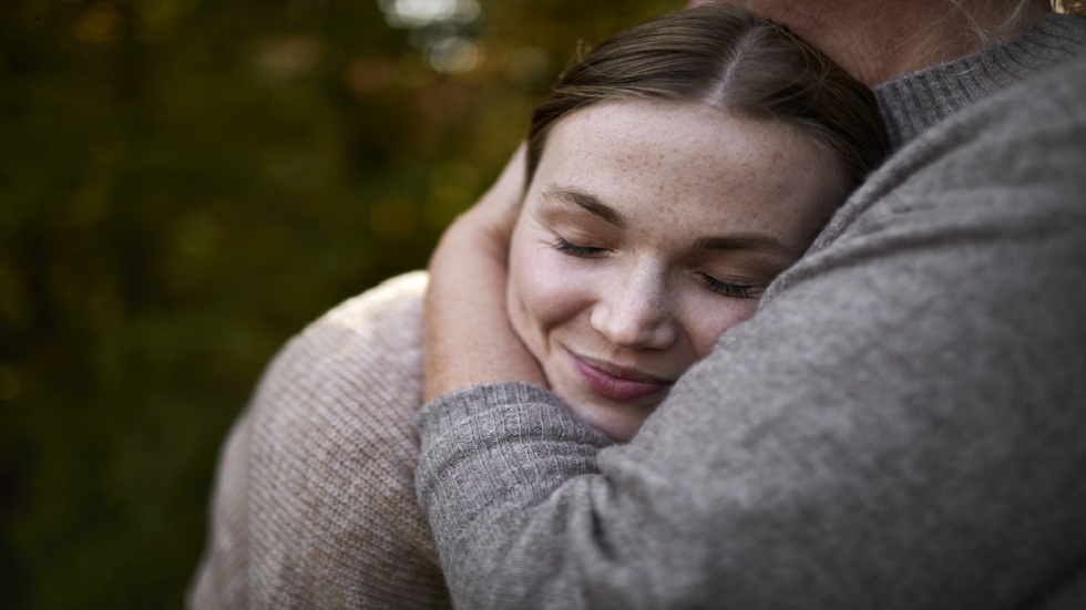 لماذا يبدو العناق وتشابك الأيدي أمرا جيدا ومفيدا؟!