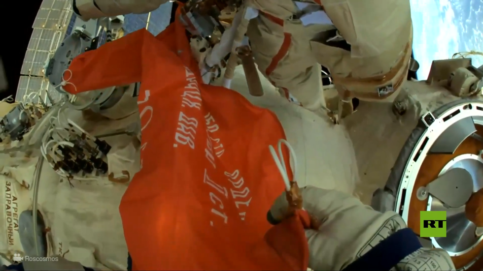 شاهد.. راية النصر السوفيتية  ترفرف في محطة الفضاء الدولية
