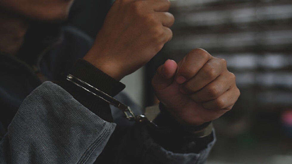 نيجيريا.. اعتقال شخص يخلع أسنان الموتى في مقبرة للقيام بطقوس والحصول على المال (صور)