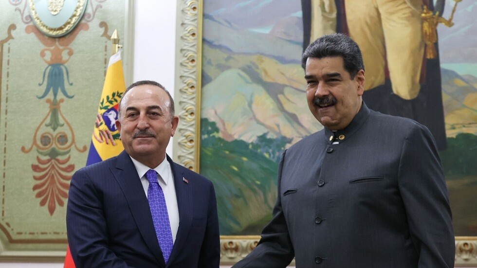 تشاووش أوغلو يلتقي نيكولاس مادورو في فنزويلا