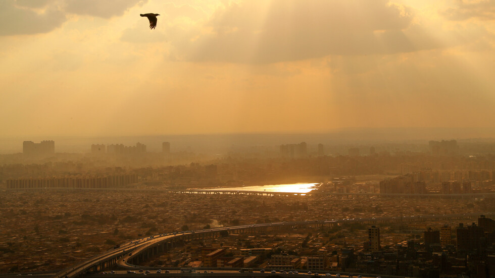 في واقعة أقرب للخيال..شاب مصري يعود لعائلته بعد اختفائه 25 عاما