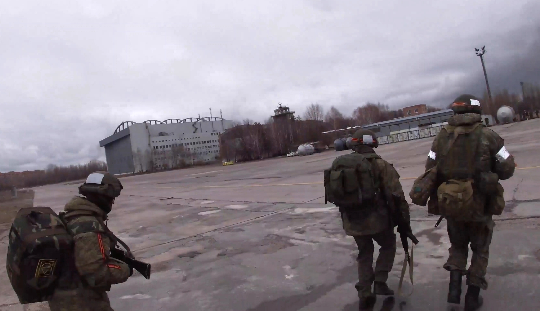 الجيش الروسي يمنح أوسمة للمميزين من المظليين خلال العملية العسكرية في أوكرانيا (فيديو)