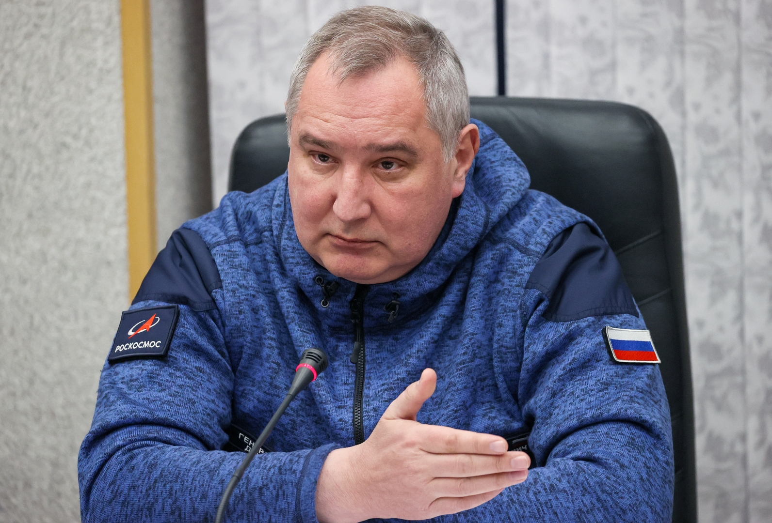 روغوزين: روسيا قد تعد رواد فضاء للقيام برحلات إلى القمر