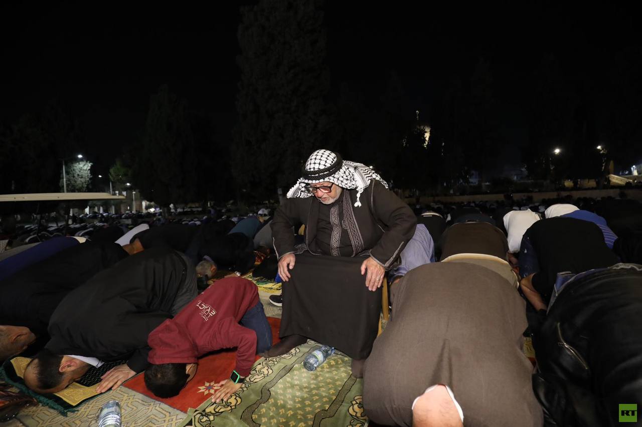 عشرات الآلاف يؤدون صلاة التراويح في المسجد الأقصى (صور)