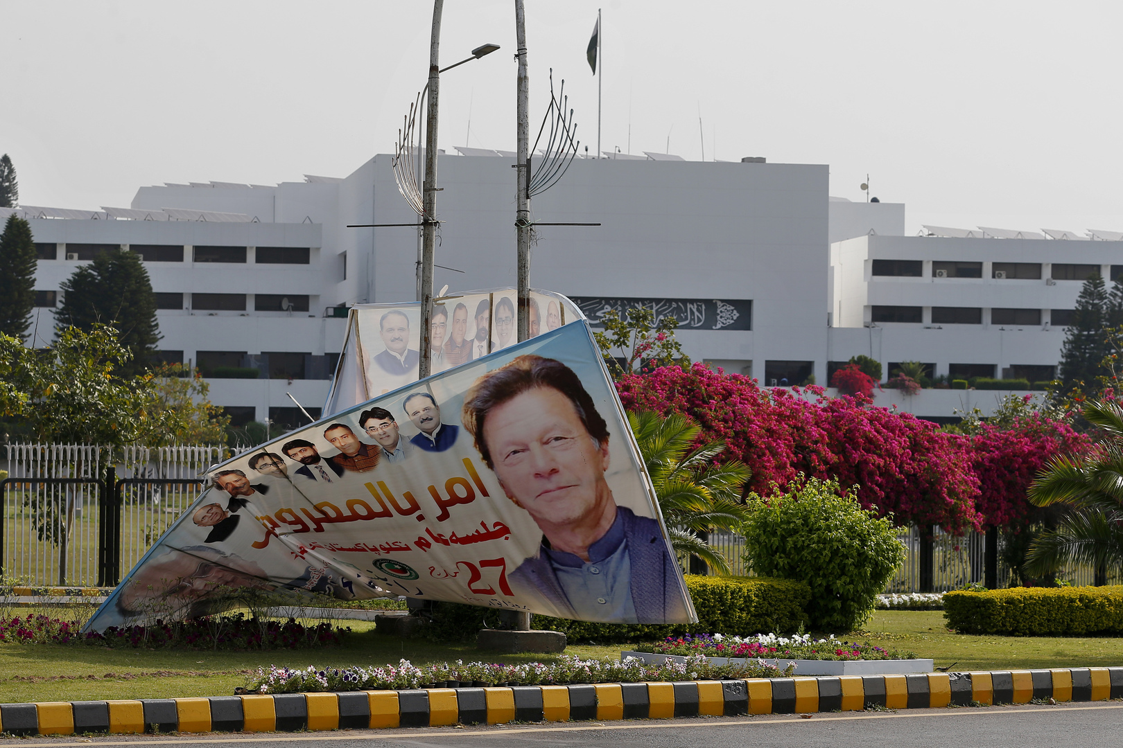 حل البرلمان الباكستاني بعد فشله في سحب الثقة من عمران خان
