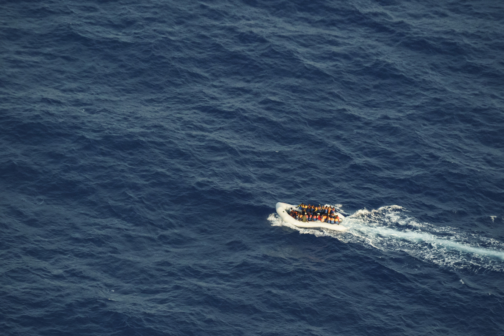 منظمة إغاثية: غرق أكثر من 90 مهاجرا في المتوسط جراء انقلاب قارب قادم من ليبيا