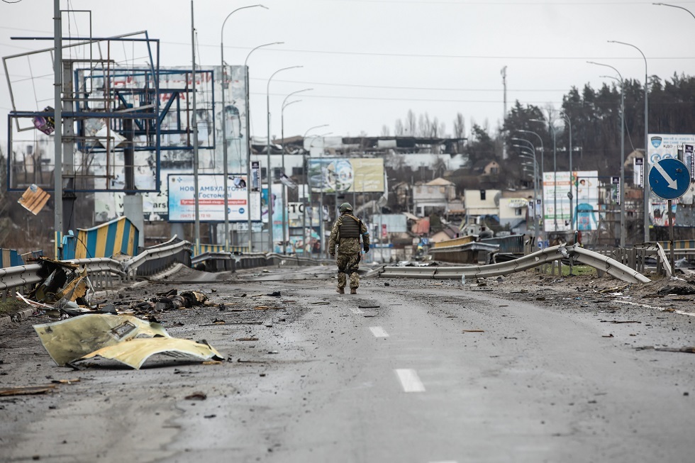 بالفيديو.. أفراد من الجيش الأوكراني يتلقون أوامر باستهداف المدنيين بعد دخولهم مدينة بوتشا