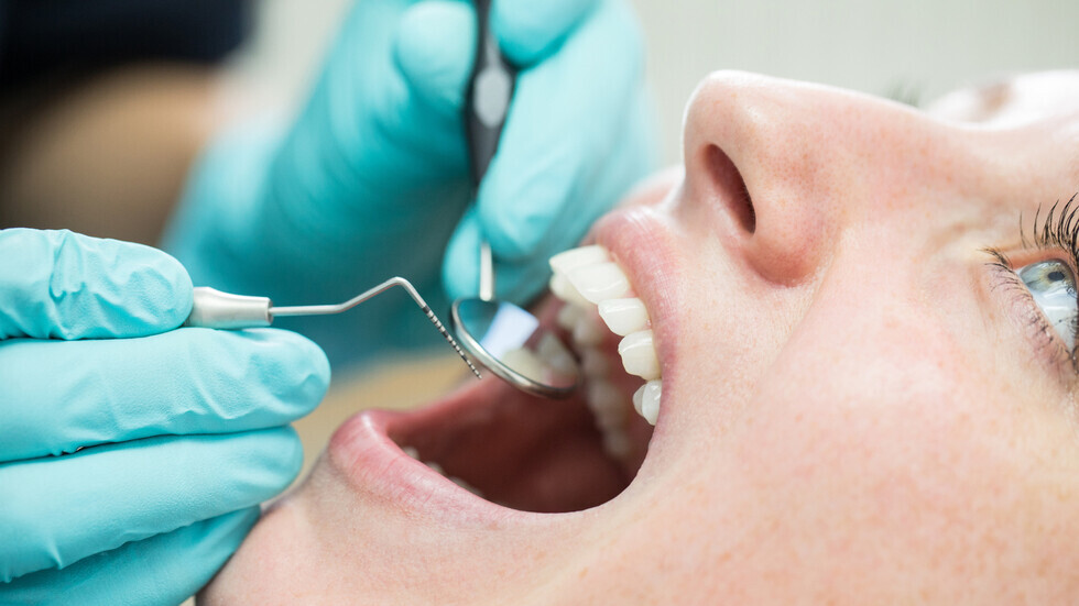 آفات أرجوانية أو بنيّة وأعراض أخرى في الفم تكشف عن حالات خطيرة تؤثر على الجسم ككل
