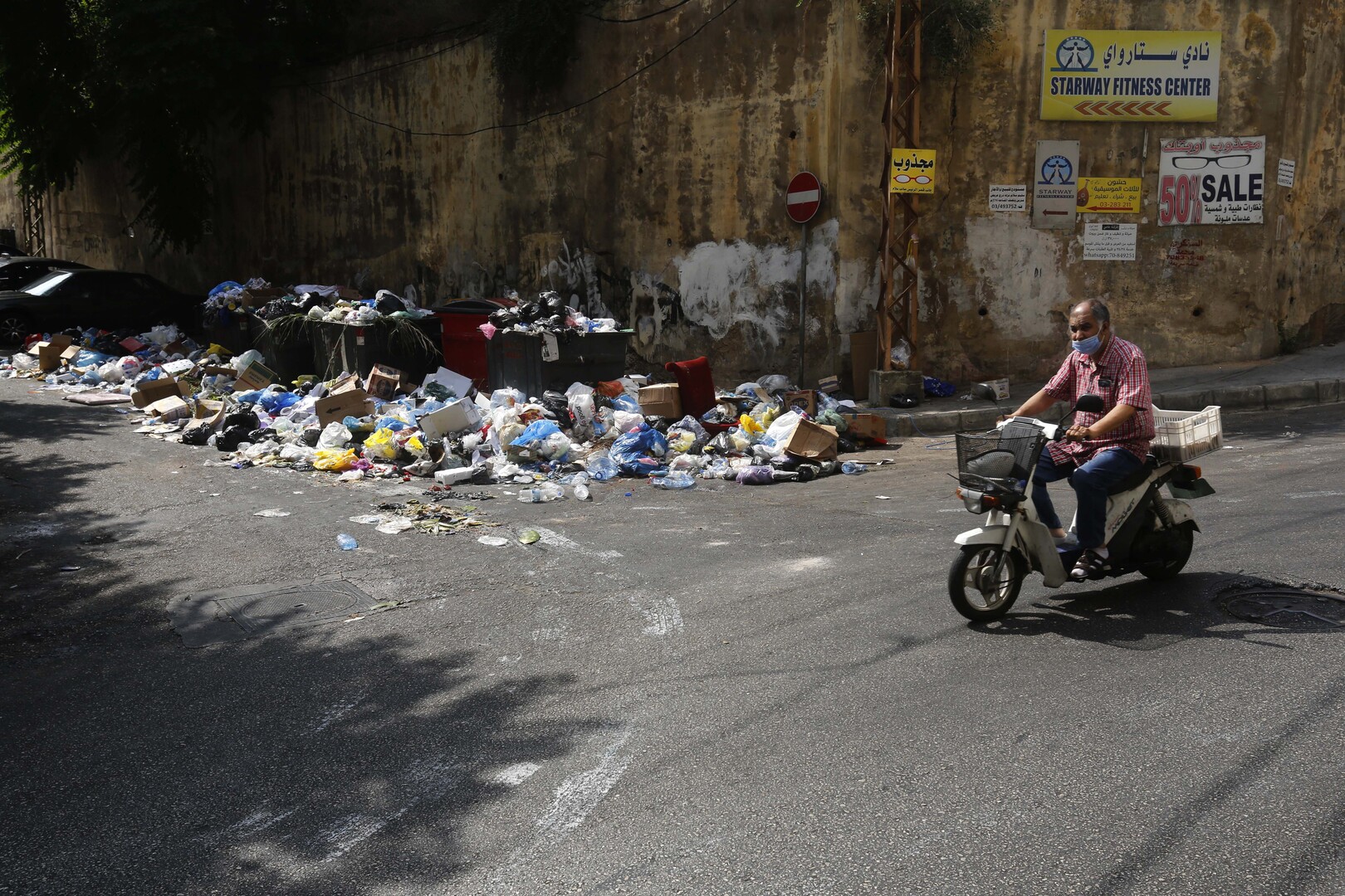 لبنان.. النفايات تغرق شوارع العاصمة وميقاتي يتدخل للحل