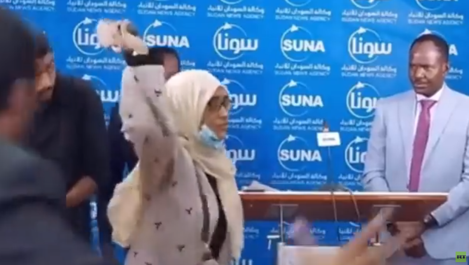 السودان.. صحفية ترمي حذاءها على سياسي سوداني خلال مؤتمر.. فيديو