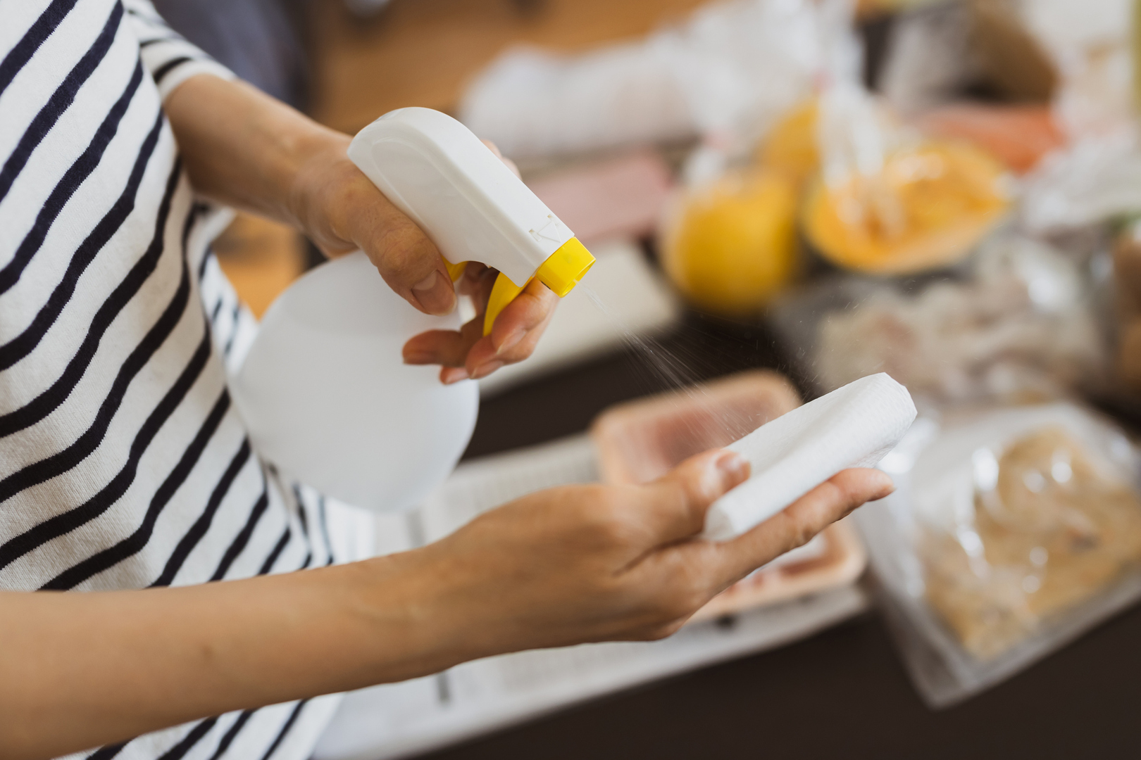 بينها السرطان والعقم .. خبراء يحذرون من مخاطر صحية عديدة تسببها منتجات التنظيف المنزلي