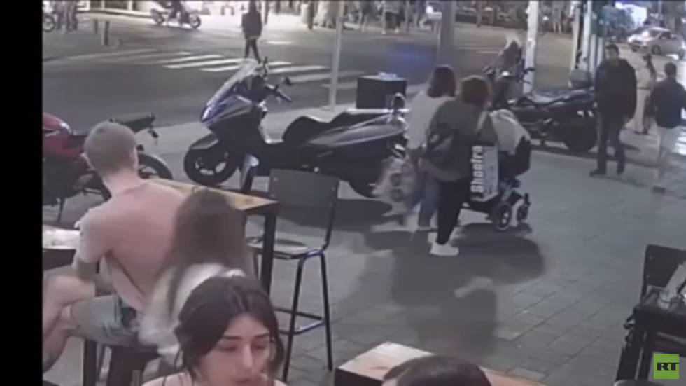 شرطة إسرائيل تطلب مساعدة الجمهور في تحديد مكان رجل شوهد قرب مكان إطلاق النار بتل أبيب (صورة + فيديو)