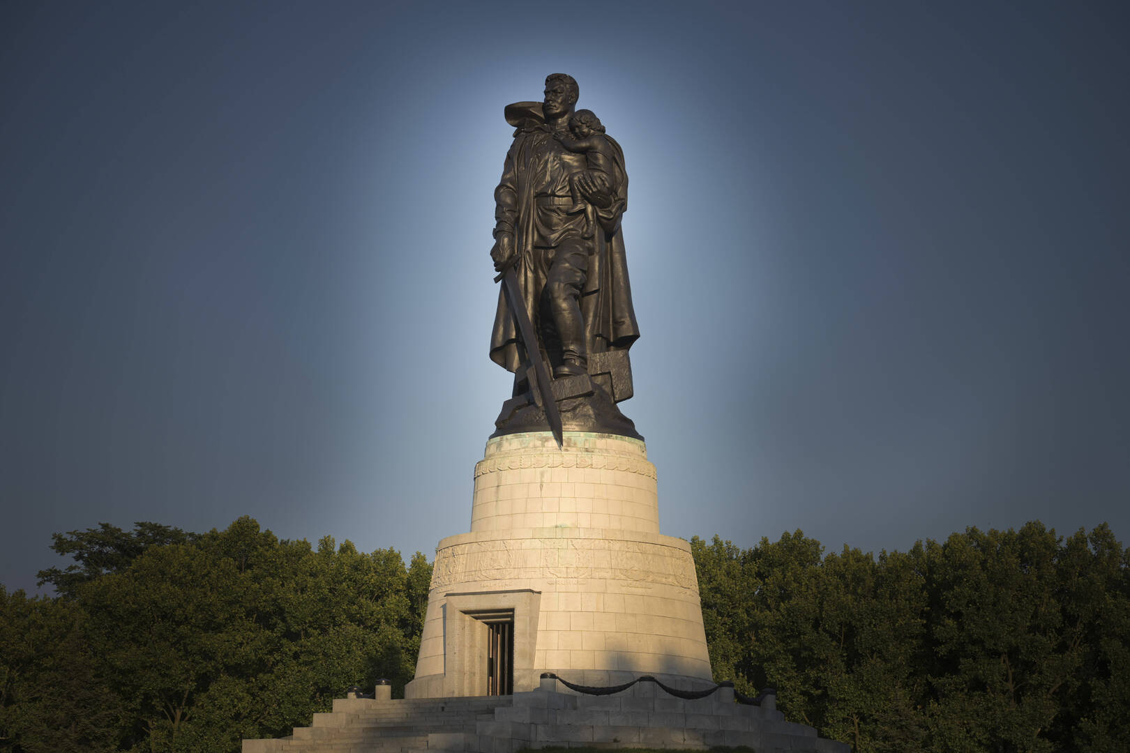 موسكو: التحقيق في تدنيس نصب تذكارية سوفيتية في إستونيا وليتوانيا وبلغاريا