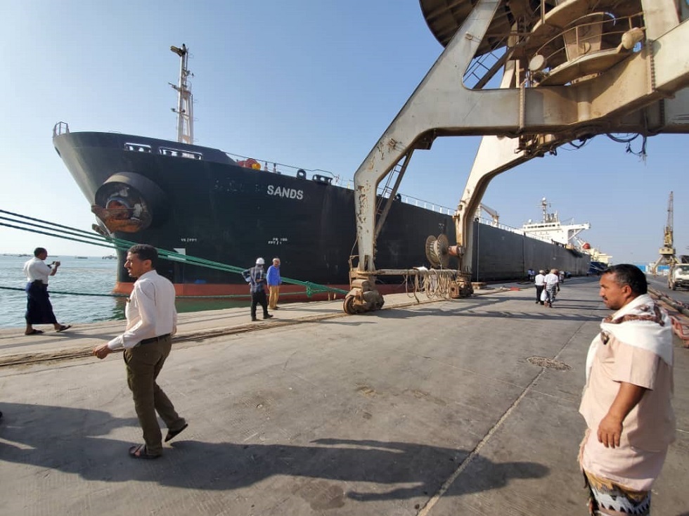 الحوثيون يتهمون التحالف العربي باحتجاز سفينة وقود جديدة