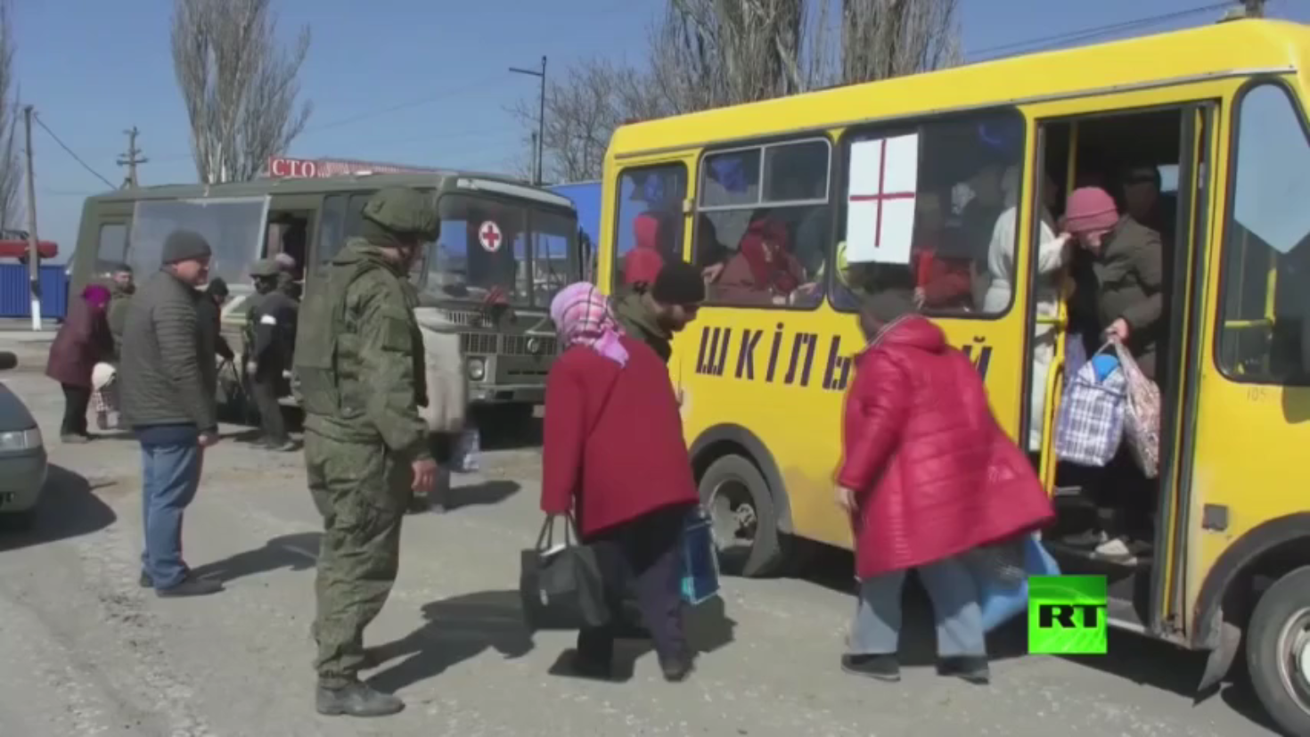 بالفيديو.. القوات الروسية تجلي نحو 300 مدني من بلدتين في مقاطعة خيرسون من تحت القصف الأوكراني