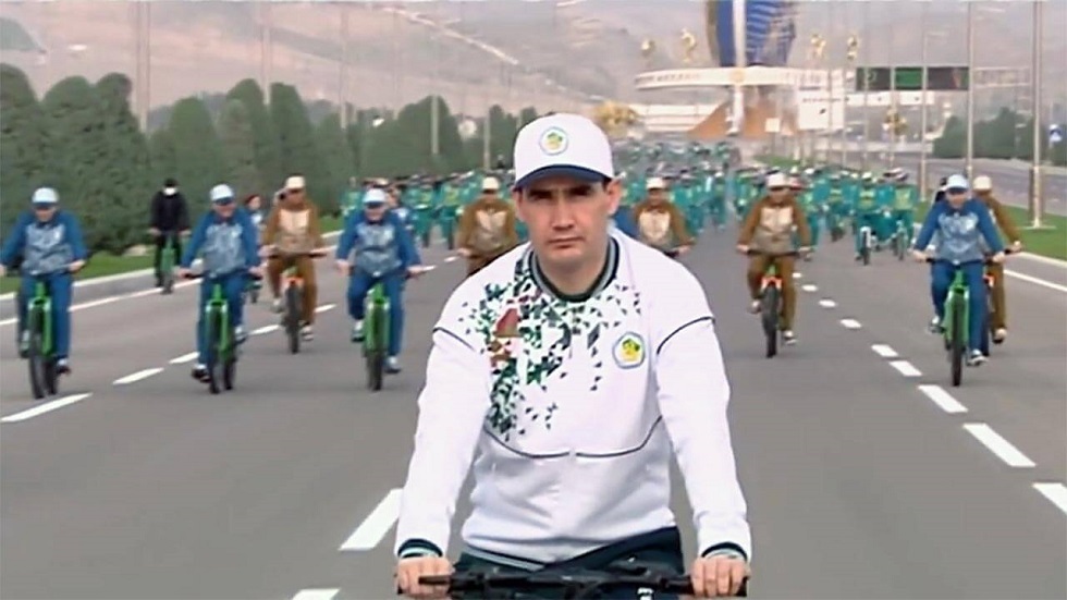 رئيس تركمانستان الشاب يتصدر جولة بالدراجات الهوائية