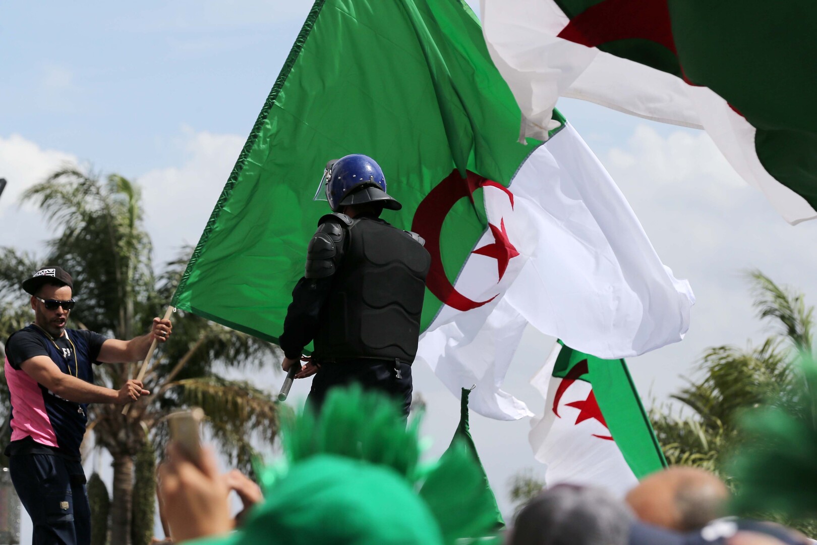 الجزائر تتحدث عن تعرض قوافل تجارية لقصف مغربي على الحدود الجزائرية الموريتانية