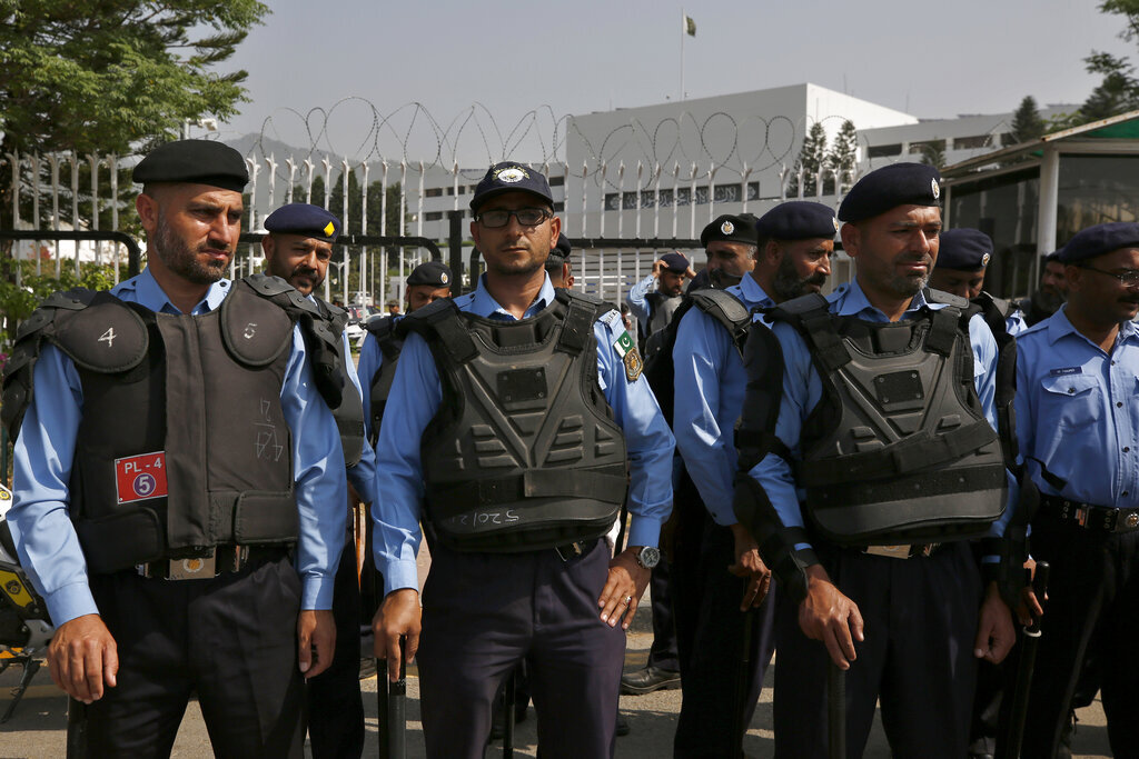 مقتل ضابطين ومتمردين اثنين باشتباكات عنيفة شمال غربي باكستان