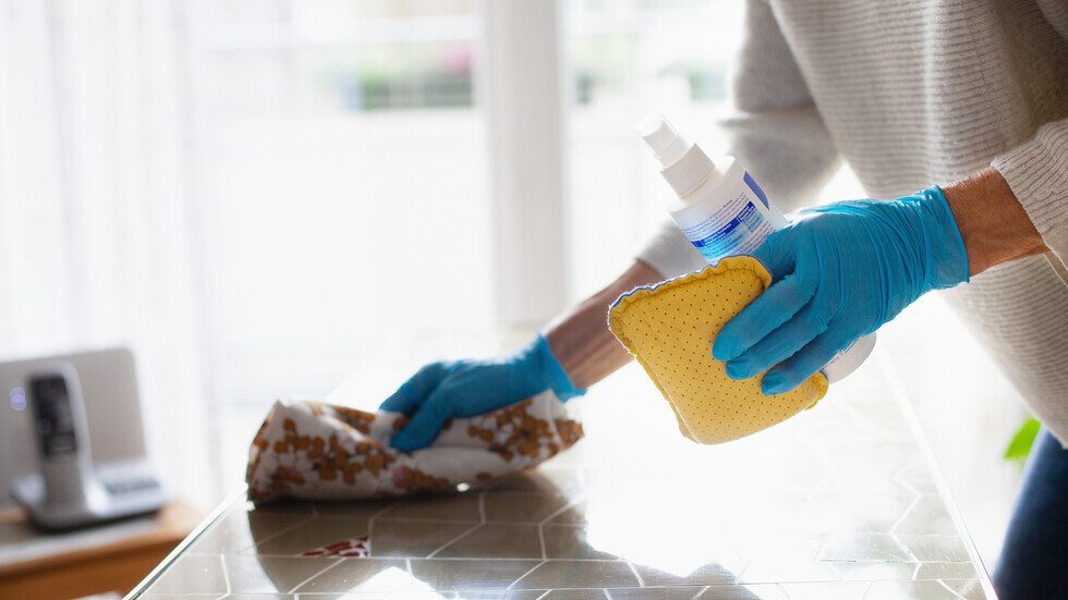 ما هي منتجات التنظيف المنزلية التي يمكن أن تعطل SARS-CoV-2؟