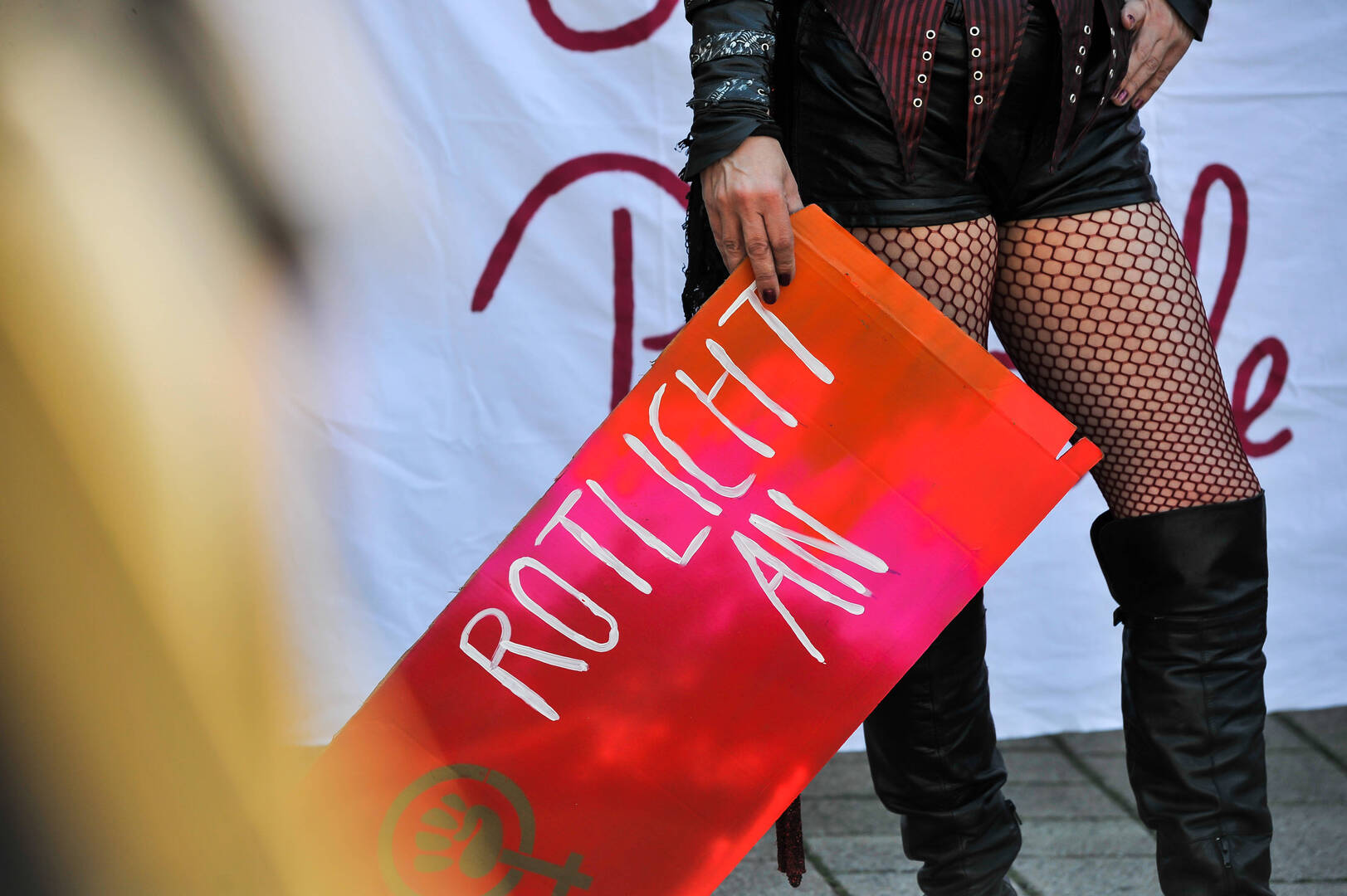 الجنس مقابل المال