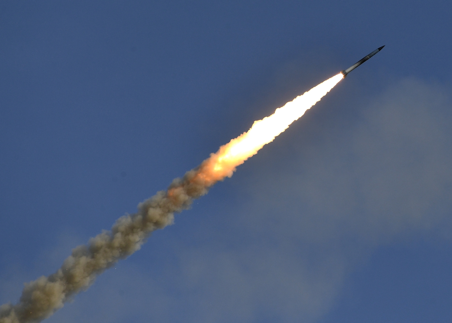 مركز المصالحة الروسي: الدفاعات السورية أسقطت واحدا من الصاروخين الإسرائيليين