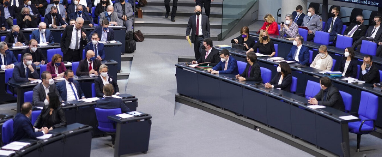 عضو في البرلمان الأوروبي يدعو إلى وقف تسليح أوكرانيا