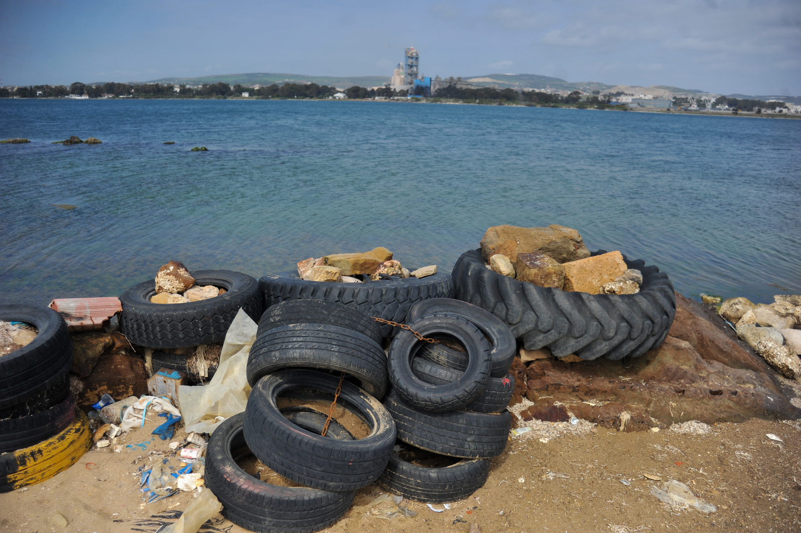 حكومة تونس تبدد المخاوف بشأن سفينة وقود غارقة قبالة سواحلها