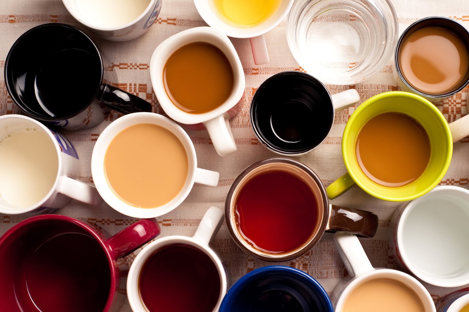ما هي كمية الكافيين الموجودة في القهوة والشاي ومشروبات الحمية الغازية؟